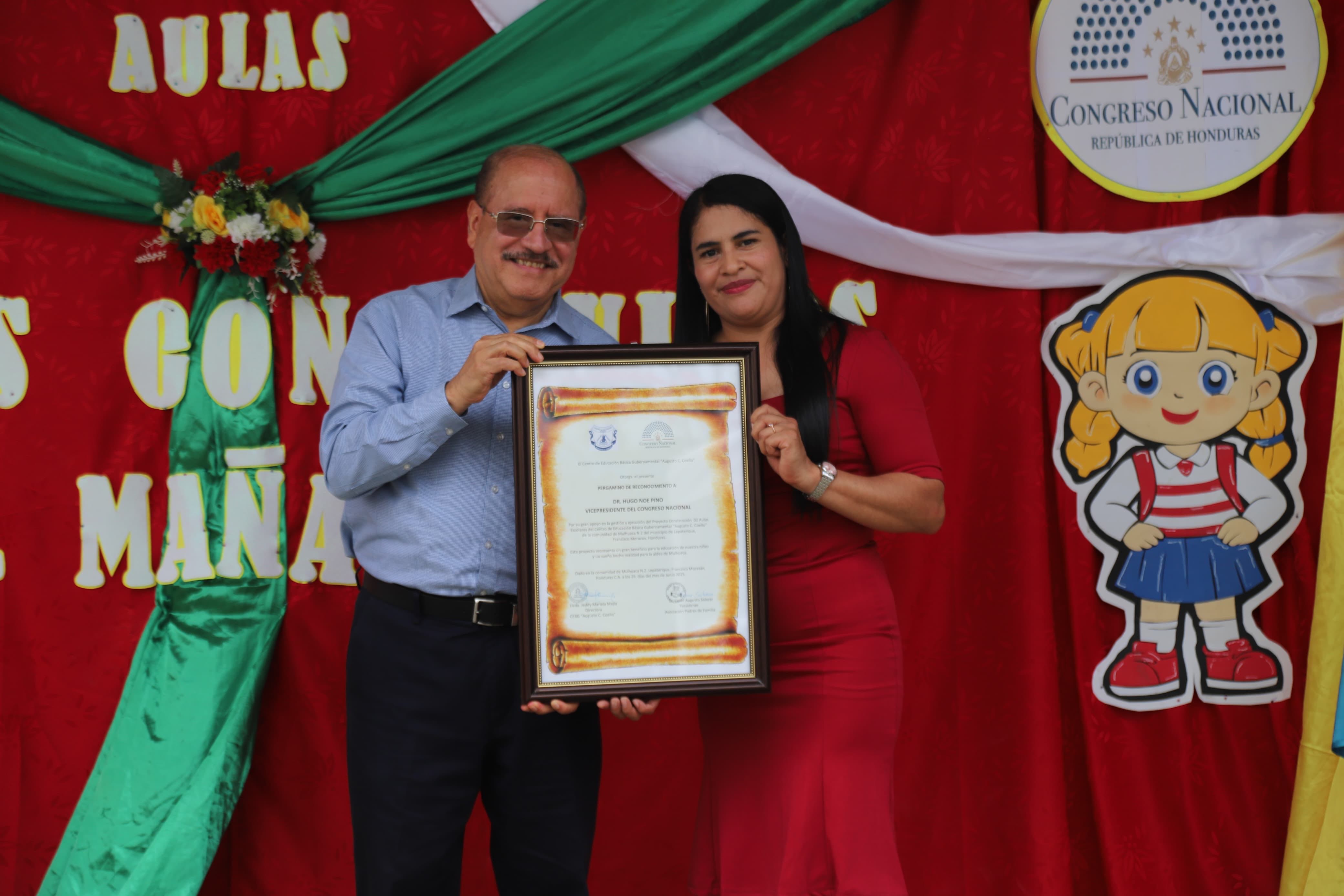 Vicepresidente del Congreso Nacional, Hugo Noé Pino, inaugura dos modernas aulas en escuela de Lepaterique